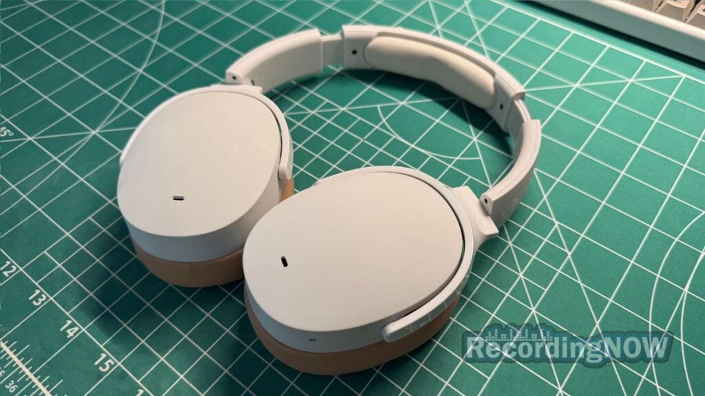blog-img-1693067280109 Skullcandy Hesh ANC headphones in white laid flat on desk