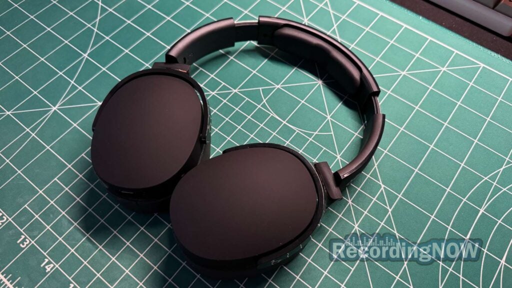 blog-img-1693067280109 Skullcandy Hesh Evo headphones in black laid flat on desk