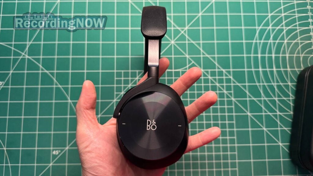 blog-img-1693067280109 Holding Bang and Olufsen Beoplay H95 headphones in black in hand