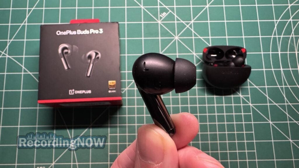 Close up of OnePlus Buds Pro 3 earbud and eartip cushions
