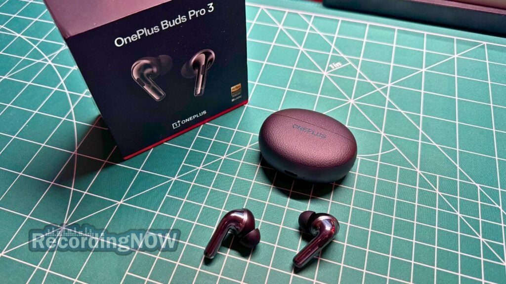 blog-img-1693067280109 OnePlus Buds Pro 3 earbuds next to charging case and original box packaging