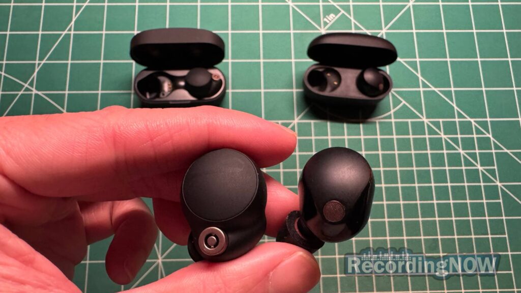 blog-img-1693070783735 Holding Sony WF-1000XM4 vs XM5 earbuds next to each other