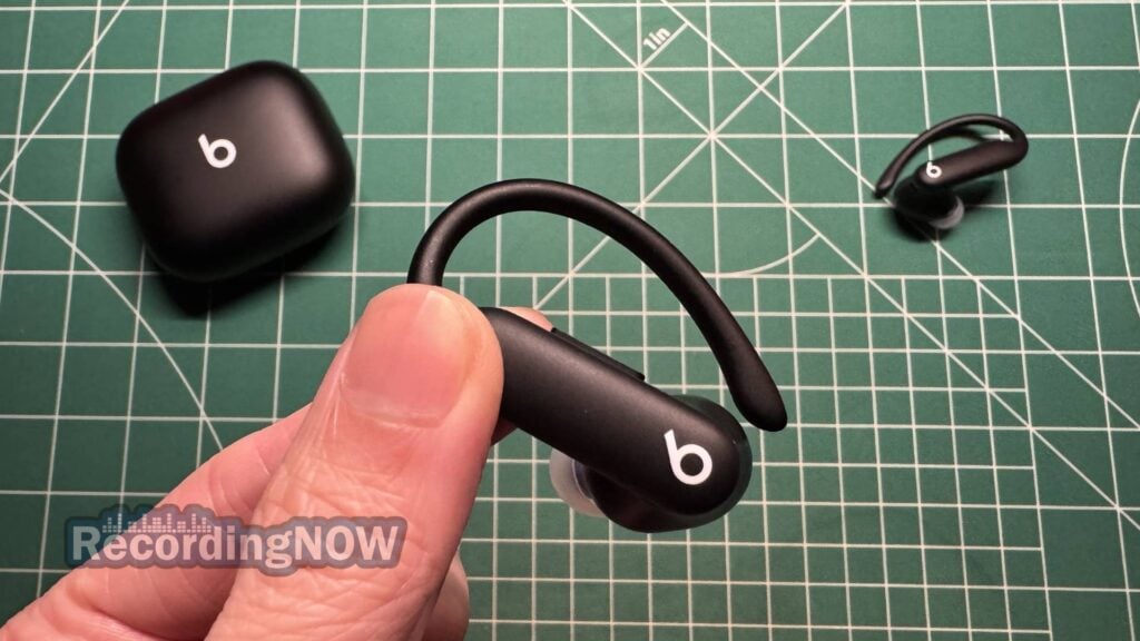 blog-img-1693067280109 Holding Beats Powerbeats Pro 2 earbud in hand
