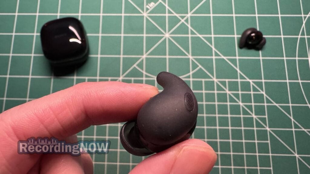 blog-img-1693067280109 Holding Sony Linkbuds Fit earbud in hand