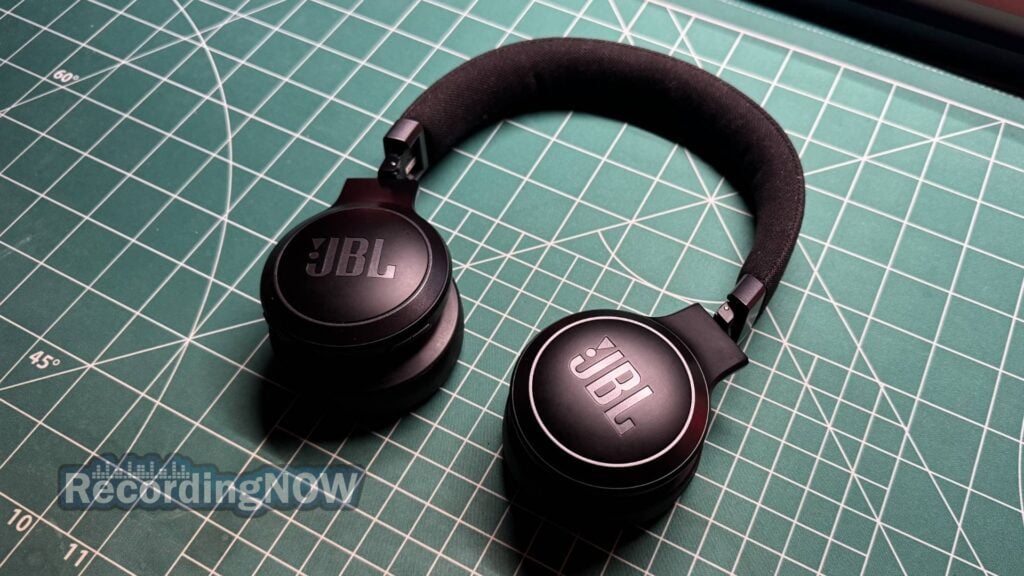 blog-img-1693067280109 JBL Live 670NC on-ear wireless noise cancelling headphones on desk