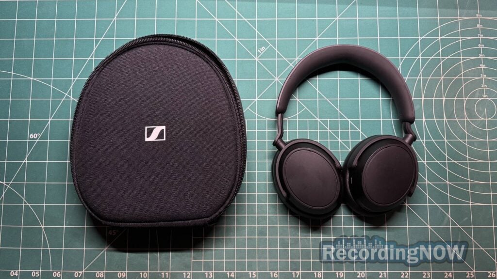 blog-img-1693070783735 Sennheiser Accentum Plus next to included softshell case