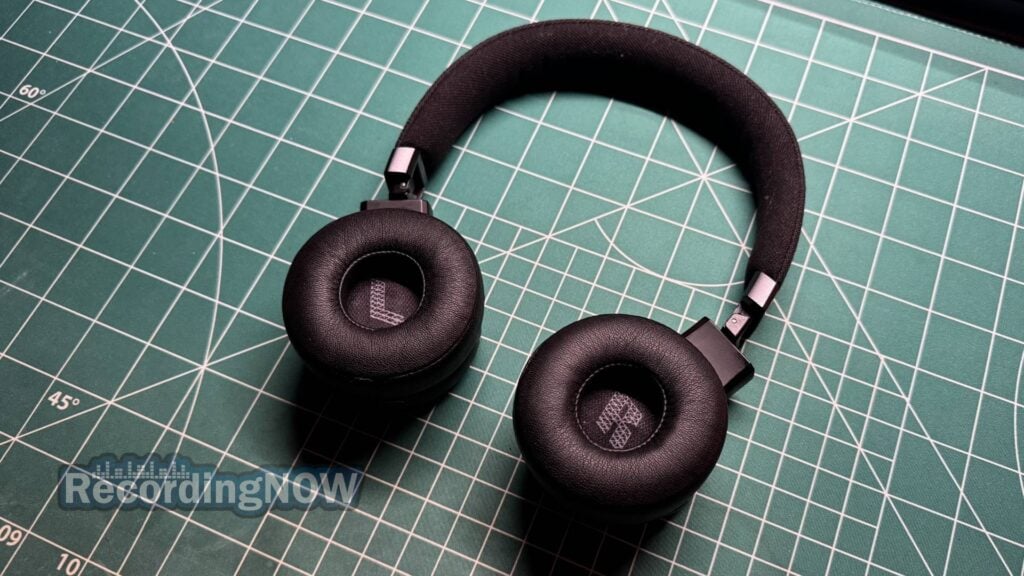 blog-img-1693070240787 Inside the earcup and earpad cushions of JBL Live 670NC headphones