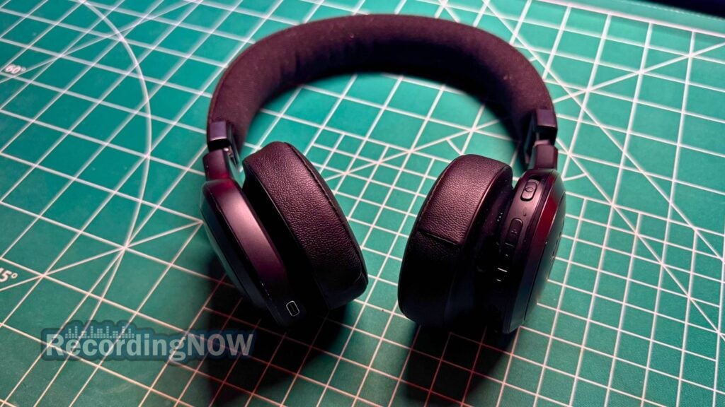 JBL Live 670NC buttons and controls