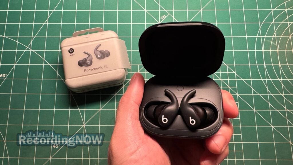 blog-img-1693070783735 Holding Beats Powerbeats Fit inside charging case