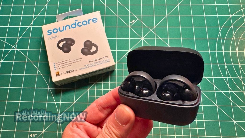 blog-img-1693070240787 Holding Soundcore C50i charging case