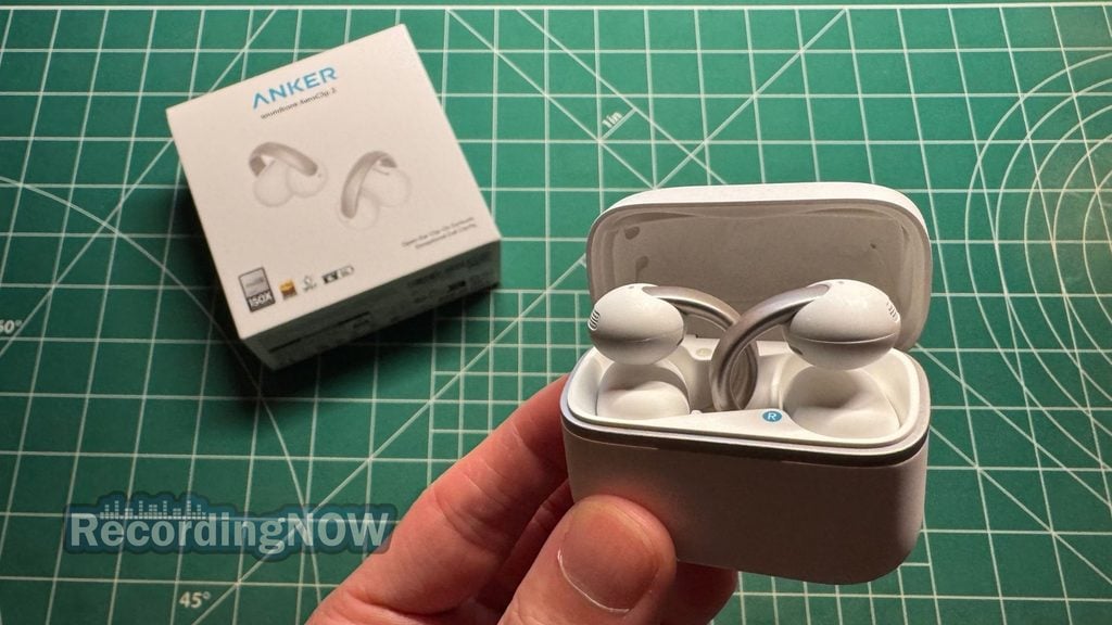 blog-img-1693070240787 Holding Soundcore AeroClip 2 charging case in hand